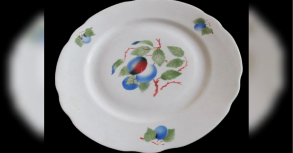 Тарілки дитинства… Вони нагадують нам про той час, коли ми були безтурботними та мріяли швидше стати дорослими. Чи цінували ми той посуд тоді? Навряд чи так, як сьогодні дивимося на нього. І що старшими ми стаємо, то цінніший цей посуд для нас. «Фруктовий декор дарує оптимістичний настрій», — колекціонерка Людмила Карпінська-Романюк - INFBusiness