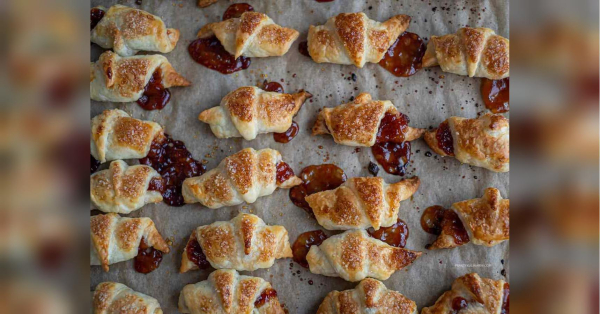 Мінікруасани з джемом: порадуйте рідних ароматною домашньою випічкою - INFBusiness