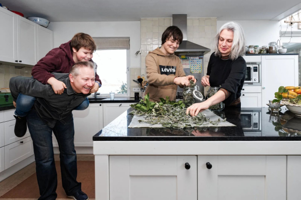 «Грати на демонстраціях — це важливо, але хід війни цим не змінити»: баяніст з Нідерландів зібрав понад мільйон євро на медеваки для ЗСУ (фото, відео) - INFBusiness