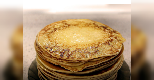 Цього року Великій піст розпочнеться з 23 лютого й триватиме до 11 квітня. А перед його початком, трохи більше, ніж за два тижні, українці святкуватимуть «граничне» свято — Масницю (Масляну), коли проганяють зиму та кличуть весну. Ну, а там, де Масляна, там і традиційні млинці — хрусткі та тонкі, в які загортають різноманітні начинки. Зазвичай вони готуються з борошна, але є чимало рецептів млинців, для яких воно зовсім не потрібно. Як приготувати тонкі дієтичні млинці без борошна: зберігайте простий рецепт - INFBusiness