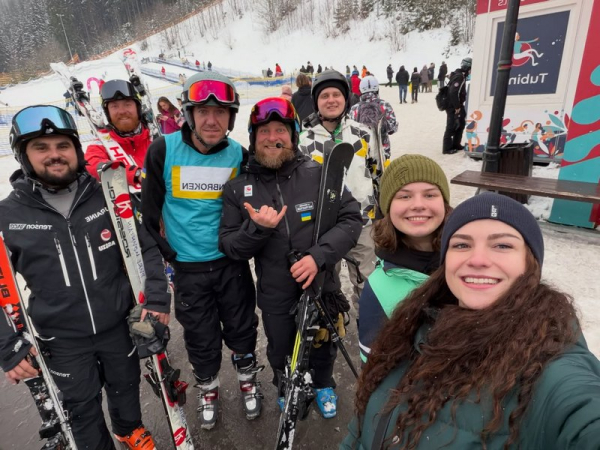«Я відчув такий адреналін! Це було круто! Раджу всім спробувати»: як ветеран з чотирма ампутаціями став на лижі - INFBusiness