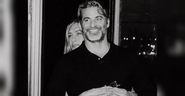 Дженніфер Еністон отримала публічне зізнання від Джима Кертіса на свій 57-й день народження. Її коханий поділився романтичними моментами з нею. У своїх соціальних мережах гіпнотерапевт опублікував чарівні фотографії з Еністон. На першому знімку пара сміється на човні. На другому чорно-білому фото вони цілуються. Так виглядає справжнє щастя: романтичні фото іменинниці Дженніфер Еністон та її коханого - INFBusiness