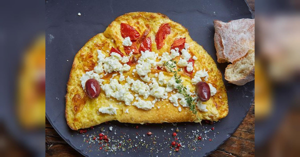 Омлет — чудова основа для різноманітних начинок і ідеально підходить як для тих, хто віддає перевагу солодкому, так і солоному. Ви також можете перевірити холодильник і використовувати інгредієнти, які у вас є під рукою, пише видання Pysznosci. Щоб ваш омлет був пухким і ніжним, варто дотримуватися кількох простих правил. Перш за все, переконайтеся, що ваша сковорода добре, але не занадто розігріта. Занадто висока температура призведе до швидкого застигання омлету, і він втратить свою пухкість і вологість. З цієї причини нагрівайте його повільно на середньому вогні. По-друге, як тільки сковорода розігріється, додайте добре змішані яйця. Найкраще розбити їх у банку, перемішати, закрити та добре струсити. Під час приготування омлету обережно підіймайте краї лопаткою, дозволяючи сирій яєчній суміші стікати на дно. Готуємо омлет з начинкою: простий, ситний і смачний - INFBusiness