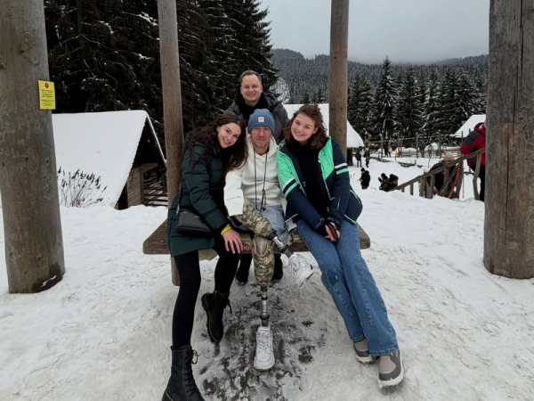 «Я відчув такий адреналін! Це було круто! Раджу всім спробувати»: як ветеран з чотирма ампутаціями став на лижі - INFBusiness
