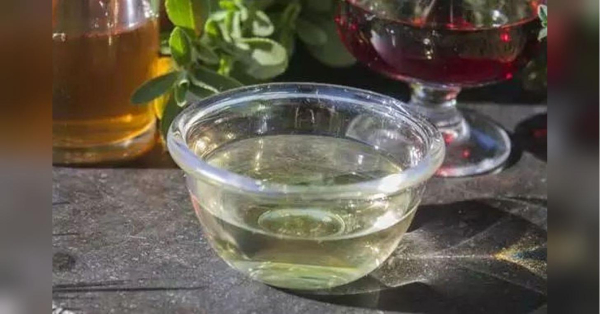 Багатьом жінкам відомі секрети того, як швидко прибрати неприємний запах із взуття. Змінить життя на краще: чому господині радять поставити миску з оцтом у квартирі - INFBusiness