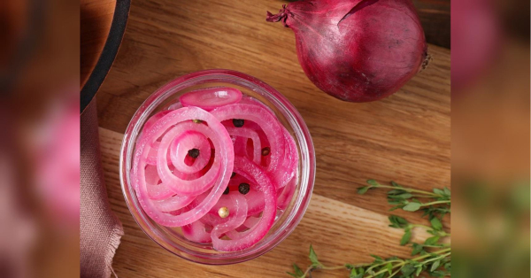 Хрустка, кисло-солодка та дуже яскрава: маринуємо цибулю, яка доповнить будь-яку страву - INFBusiness