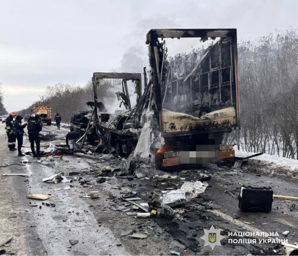 Смертельне зіткнення: автопоїзд влетів у пасажирський автобус, є загиблі (фото) - INFBusiness