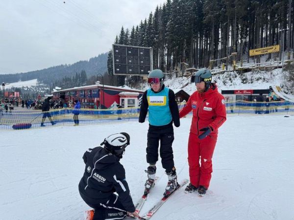 «Я відчув такий адреналін! Це було круто! Раджу всім спробувати»: як ветеран з чотирма ампутаціями став на лижі - INFBusiness