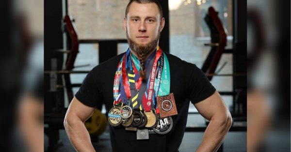 Стронгмен Дмитро Грунський, який працює персональним тренером та професійно займається силовими видами спорту, потрапив у Книгу рекордів Гіннеса завдяки своїй бороді, якою він може зробити те, від перегляду чого просто затамовує подих. Стронгмен днями отримав диплом у номінації «Найважча вага, піднята бородою». Йому вдалось підняти інвентар вагою 64, 40 кілограмів. Аналогічний рекорд був встановлений 12 років тому спортсменом із Литви. Дмитро сподівається отримати державну підтримку, адже він дійсно своїм талантом, силою та унікальністю творить дива. І якось несправедливо, що у світі про нього знають і говорять, а в рідному Дніпрі, не кажучи вже про Україну, уваги до спортсмена та його здобутків мало. «Попередній рекорд протримався аж 12 років, і я його перевершив»: силач з Дніпра своїм досягненням підкорив Книгу рекордів Гіннеса - INFBusiness
