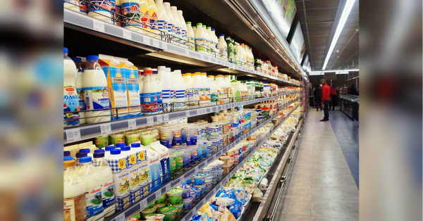 Ви берете із своєї комори за банку помідорів, щоб приготувати шакшуку, квасолю для легкої запіканки на будній день або тунця для салату. Але перш ніж відкрити банку, ви помічаєте, що термін придатності минув. Для багатьох із нас дата, зазначена на упаковці, здається жорсткою межею між тим, що безпечно, а що небезпечно. Однак це припущення часто є дорогим непорозумінням, пише сайт американської підприємниці польського походження та письменниці Martha Stewart. Зїсти чи викинути? Що насправді означають терміни придатності на упаковках - INFBusiness