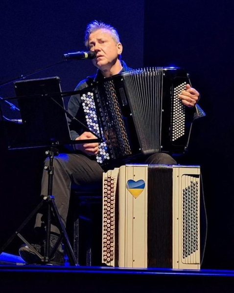 «Грати на демонстраціях — це важливо, але хід війни цим не змінити»: баяніст з Нідерландів зібрав понад мільйон євро на медеваки для ЗСУ (фото, відео) - INFBusiness