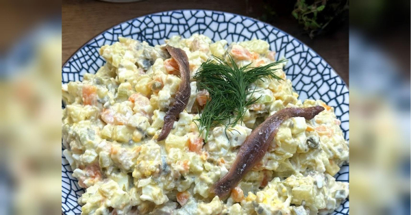 Секретний інгредієнт — анчоуси: готуємо вишуканий салат з оселедця та каперсів - INFBusiness