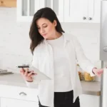 «Чорне» та «біле»: як прибрати запах у холодильнику без хімії: потрібні всього 2 компоненти - INFBusiness