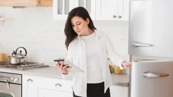 Коли почастішали відключення електроенергії на довгий час, господині стали все частіше використовувати спеціальний «порошок», який дозволяє пережити всі перипетії з найменшими втратами. «Чорне» та «біле»: як прибрати запах у холодильнику без хімії: потрібні всього 2 компоненти - INFBusiness