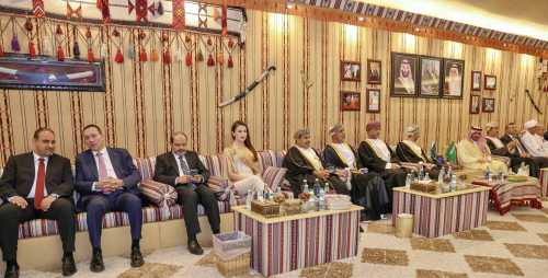 У мережі обговорюють яскраве вбрання посла України в Омані, яке вона обрала для заходу у султанаті - INFBusiness