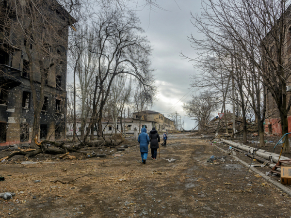 «Снаряд розірвався на даху, вирвавши шмат м’яса зі спини хлопчика»: маріуполець, фотограф Євген Сосновський про випробування війною - INFBusiness