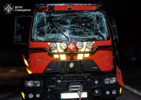 Нічна атака дронів: пошкоджено житлові будинки, локомотив електрички, автомобіль рятувальників (фото) - INFBusiness