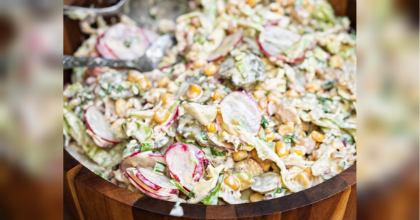 Хрумкий салат з молодої капусти з куркою: чудовий варіант для легкого обіду чи вечері - INFBusiness