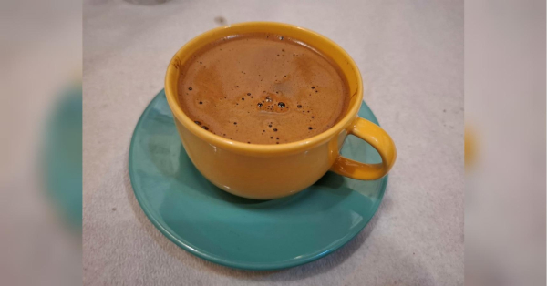 Чашка та блюдце різного кольору: новий тренд підкорює світ - INFBusiness