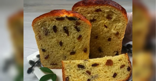 Паска — не просто випічка, а частинка родинного свята. За цим рецептом вона ніжна й пухка, наповнена соковитими родзинками та ароматом лимонної цедри, що нагадує про весну й затишок дому. Білкова глазур зверху робить її святковою та ошатною, наче біла хустинка на великодньому столі. Це той рецепт, який хочеться берегти й передавати далі — щоб кожного року повертатися до знайомого смаку дитинства й тепла родинних зустрічей. Рецепт на своєму на Youtube-каналі «Львівські пляцки» опублікувала Леся Кравецька, зазначивши, що адаптувала до сучасних реалій давній рецепт Дарії Цвек, відомої кулінарки та авторки знаменитого львівського сирника. Таку паску встигли спекти мільйони українських господинь. І висновок у всіх один — вона чудова: пухка як хмаринка, ніжна та волога водночас, волокниста і дуже ароматна. Паска, яка завжди виходить: пухка, ароматна й неймовірно ніжна - INFBusiness