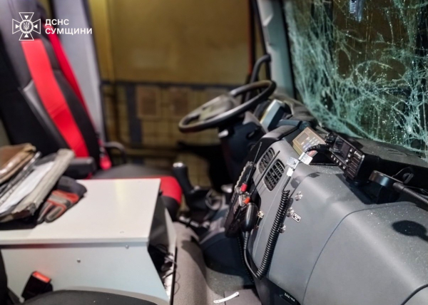 Нічна атака дронів: пошкоджено житлові будинки, локомотив електрички, автомобіль рятувальників (фото) - INFBusiness