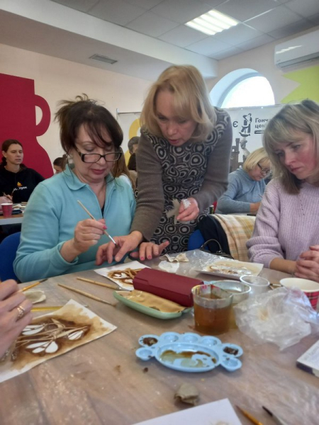 «Кава — це не фарба, а жива біоенергетична субстанція»: у Полтаві науковиця створює неймовірні картини, що оживають у смартфонах - INFBusiness