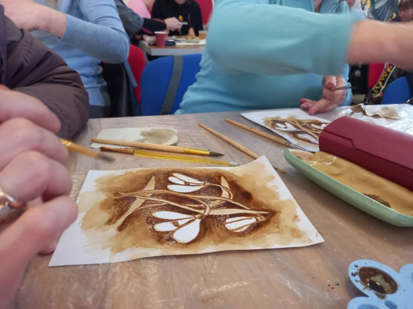 «Кава — це не фарба, а жива біоенергетична субстанція»: у Полтаві науковиця створює неймовірні картини, що оживають у смартфонах - INFBusiness