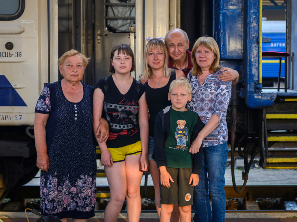 «Снаряд розірвався на даху, вирвавши шмат м’яса зі спини хлопчика»: маріуполець, фотограф Євген Сосновський про випробування війною - INFBusiness