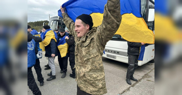 Додому повернулися ще 300 колишніх полонених захисників України (фото)