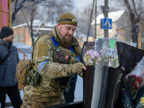 «Снаряд розірвався на даху, вирвавши шмат м’яса зі спини хлопчика»: маріуполець, фотограф Євген Сосновський про випробування війною - INFBusiness