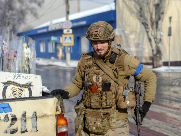 «Снаряд розірвався на даху, вирвавши шмат м’яса зі спини хлопчика»: маріуполець, фотограф Євген Сосновський про випробування війною - INFBusiness