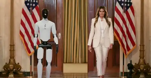 Меланія Трамп прибула на саміт у Білому домі з роботом - INFBusiness