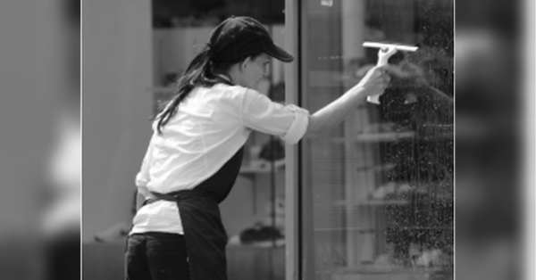 Вже невдовзі потеплішає, і господині влаштовуватимуть генеральне прибирання після зими з миттям вікон включно. Зазвичай після морозів та дощів на склі накопичується достатньо бруду, який буде мало просто змити водою. Звичайно, можна використовувати магазинні засоби для миття вікон, а можна й приготувати їх вдома. Для одного з таких знадобиться три прості інгредієнти: вода, спирт та гліцерин. Останній створює своєрідну захисну плівку, яка відштовухує пил та запобігає появі розводів після миття. До речі, цей засіб добре допомогає й у боротьбі із пилом на меблях. Вікна сяятимуть до осені: як до блиску вимити скло після зими - INFBusiness