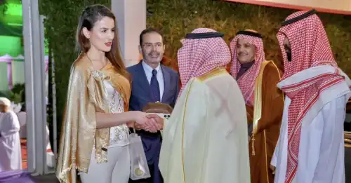 У мережі обговорюють яскраве вбрання посла України в Омані, яке вона обрала для заходу у султанаті - INFBusiness