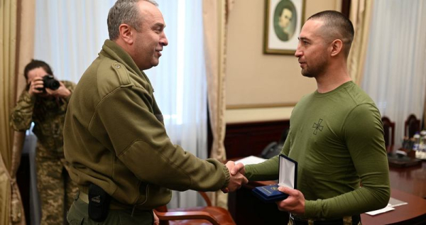 Роман Грибов (праворуч) після повернення з полону «Полонених змушували повторювати фразу про російський військовий корабель: шукали, хто її сказав», — автор цього крилатого вислову Роман Грибов - INFBusiness