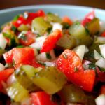 Салат з помідорів та маринованих огірків з копченим сиром: ситно та дуже смачно - INFBusiness