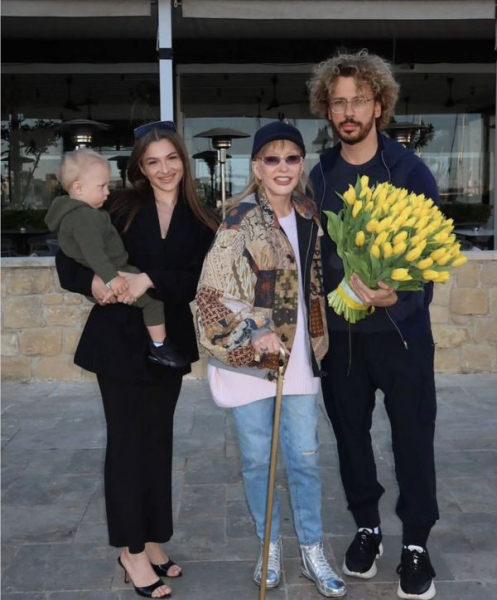 Алла Пугачова вперше з'явилася на публіці з паличкою (фото) - INFBusiness