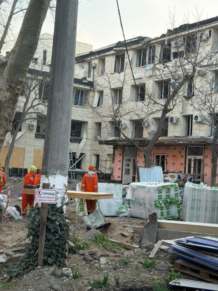 Росіяни вдарили по пологовому будинку та житловим будинкам в Одесі: є жертви (фото) - INFBusiness