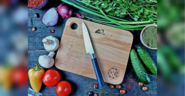 Сире м’ясо, часник та буряк: топ продуктів, які ніколи не слід різати на дерев’яній дошці - INFBusiness