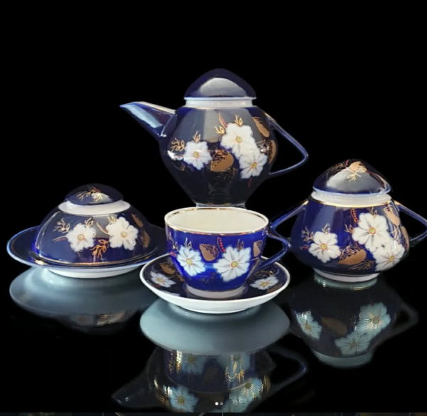 «Магія яблуневого саду робить ці сервізи мрією багатьох людей і сьогодні», — колекціонерка Людмила Карпінська-Романюк - INFBusiness