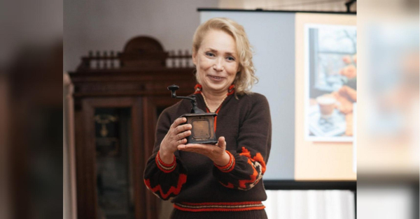 «Кава — це не фарба, а жива біоенергетична субстанція»: у Полтаві науковиця створює неймовірні картини, що оживають у смартфонах - INFBusiness