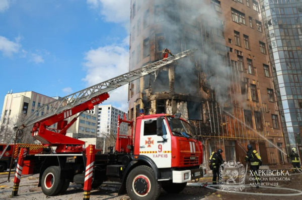 У Харкові пряме влучання у житловий будинок: моторошні кадри пожежі та руйнувань (фото, відео) - INFBusiness