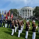 Трамп влаштував у Білому домі військовий парад на честь короля Великобританії Чарльза ІІІ - INFBusiness