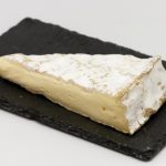 Брі — не для кожного: дієтологи попередили про приховану загрозу улюбленого десертного сиру - INFBusiness