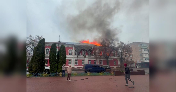 Будівля міськради Прилук горить після атаки дронів на Чернігівщині