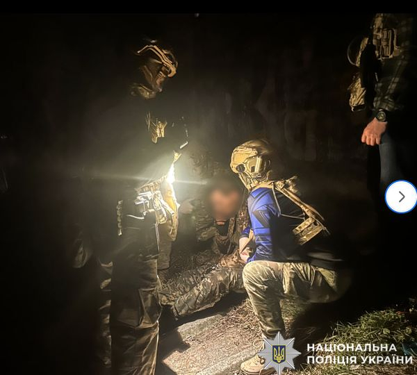 НП у Рівному: після трьох годин переговорів поліція переконала військового втікача не підривати гранату (фото) - INFBusiness