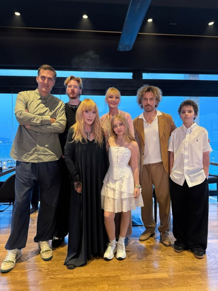 Алла Пугачова відсвяткувала 77-річчя: показала всіх дітей і онука - INFBusiness