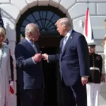 Битва рукостискань: Король Чарльз не дав Дональду Трампу домінувати під час зустрічі - INFBusiness