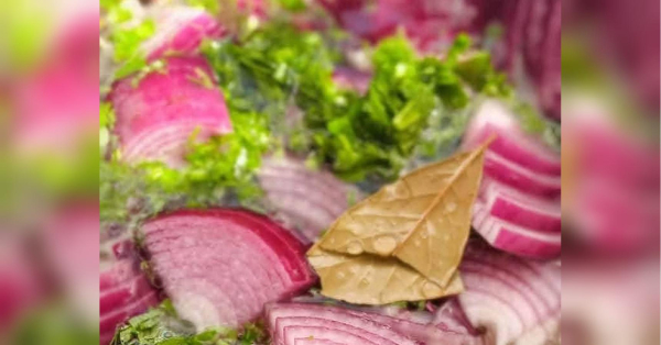 Маринована цибуля з зеленню: стане окрасою багатьох страв