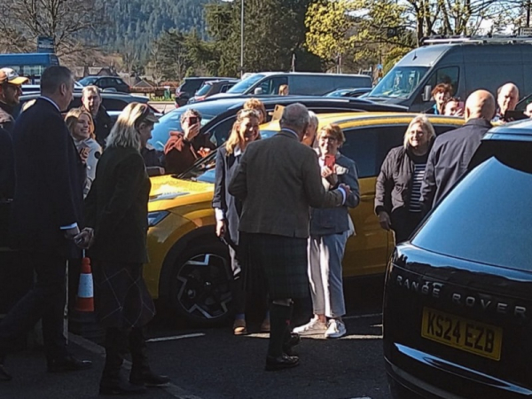 Король Чарльз несподівано з’явився у сільському магазині віскі: місцеві були шоковані - INFBusiness